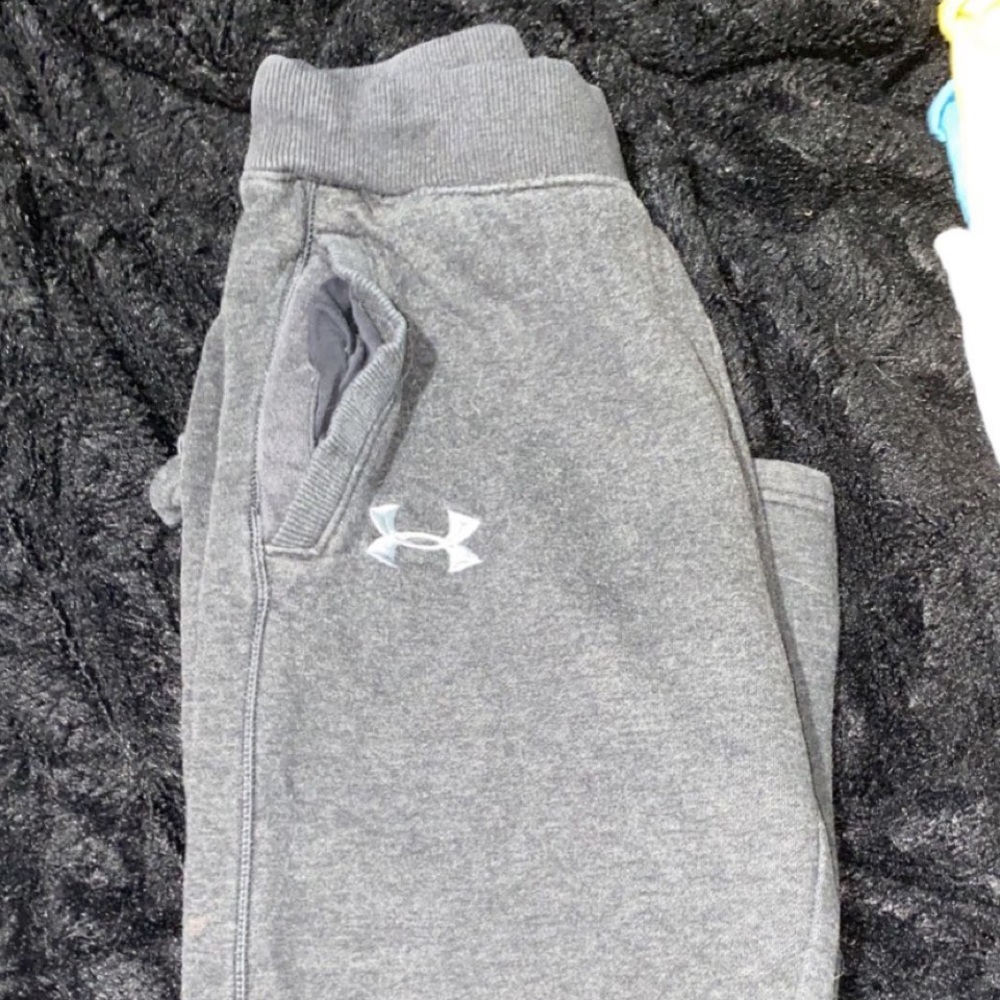 Loose under armour sweatpants, barley worn. Small